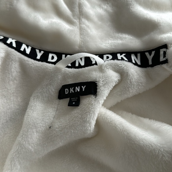 DKNY white furry robe euc size small - Picture 4 of 4